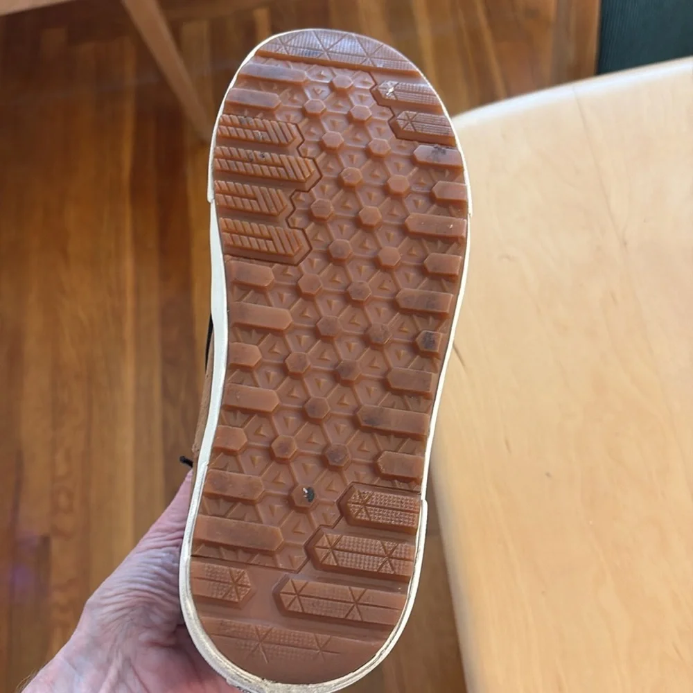 VANS Women’s SK8 HI MTE Glazed Ginger Suede Waterproof Sneakers. Size 8.5